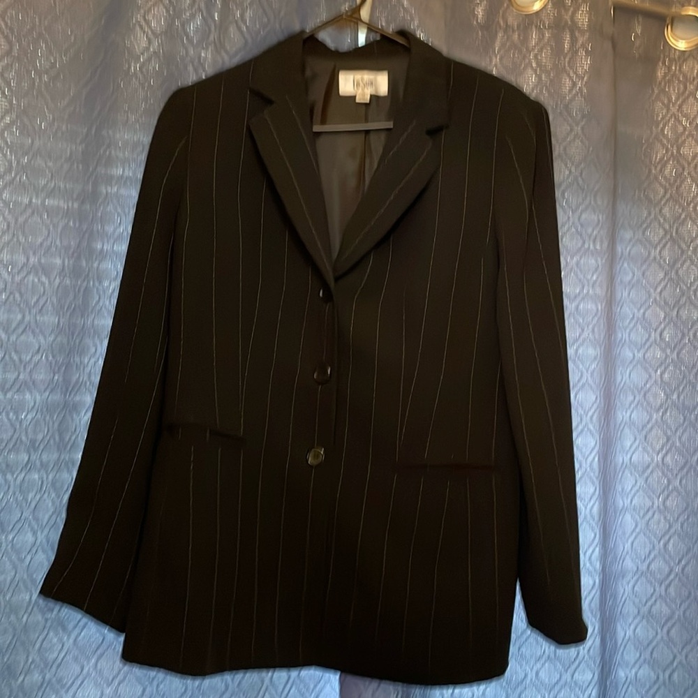 Le Suit-Size 10
Black w/White PolkaDot Stripe Blazer 
DryCleanOnly
GoodCondition
